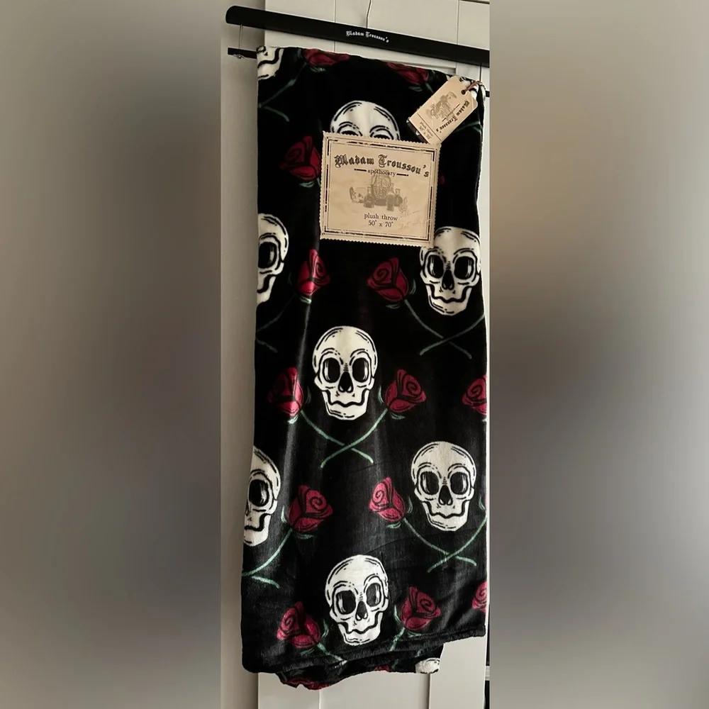 NWT Madam Trousseau’s Apothecary Skull & Roses Plush Blanket